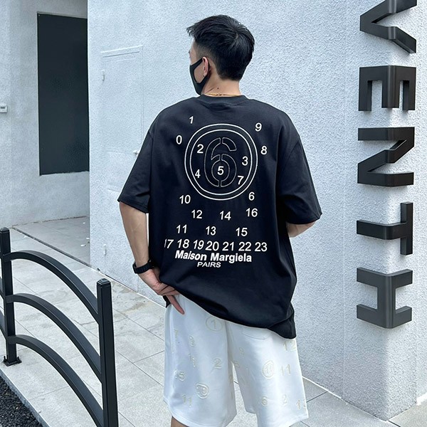 エムエム6 オーバーサイズ ナンバーロゴ Tシャツ 偽物 Maq50313
